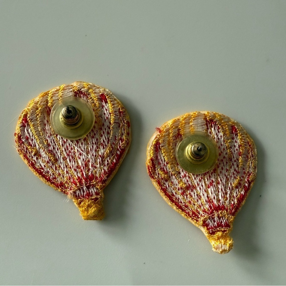 Vintage Hot Air Balloon Appliqué Earrings - Picture 3 of 4